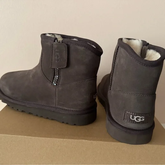 UGG Adri Classic Mini Suede Fur Lined Zip Boot. Boy. Girl. Unisex. Size: 4 - Picture 10 of 12